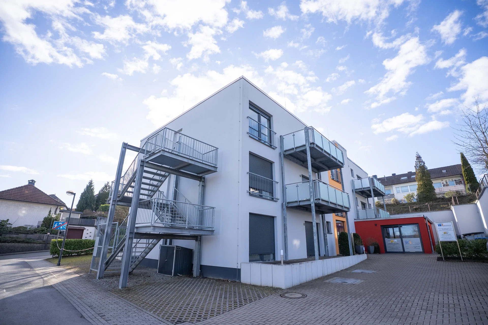Originalansicht des Hauses mit Außentreppe, Balkonen und Wintergarten
