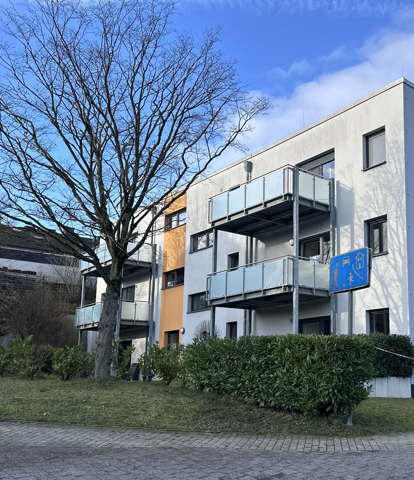 Balkone und grüne Außenanlage der Immobilie am Fuchspfad